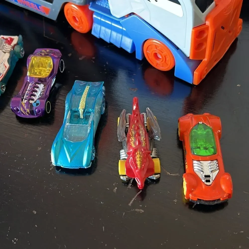 Mattel Hot Wheels Stunt & Go Track Set + 9 Hot Wheels Cars